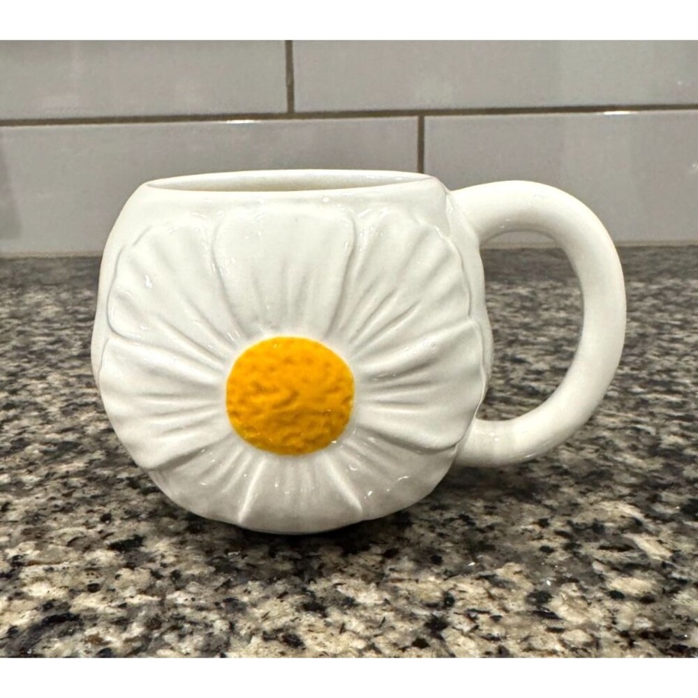 Room Essentials 3D White Flower Daisy w/ Yellow Center Ceramic Mug Cup 14oz